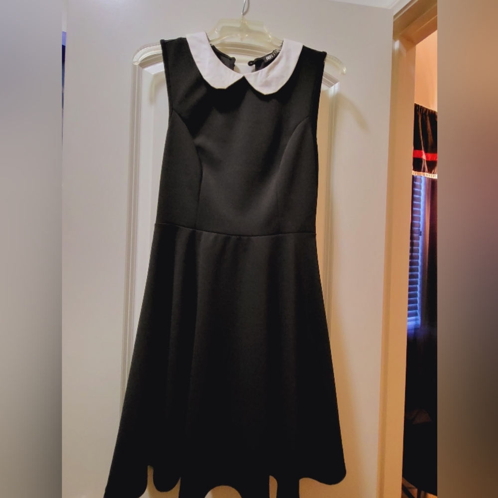 HOT TOPIC WEDNESDAY SLEEVELESS DRESS